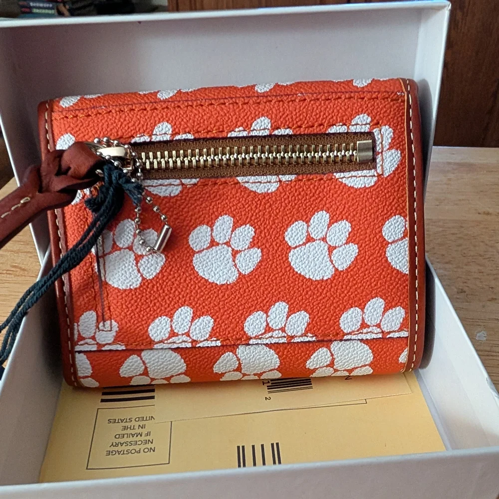 New With Tags And Box Ladies Dooney & Bourke Clemson Wallet - Picture 2 of 9